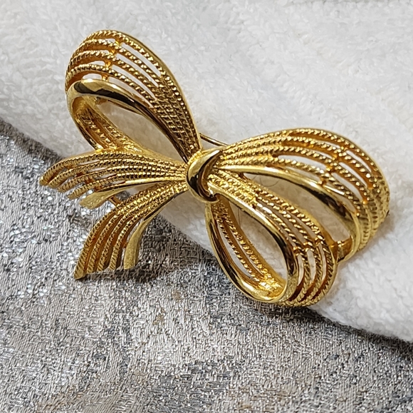 Classic Gold plated Bow Tie Brooch 🎀 - Picture 1 of 6